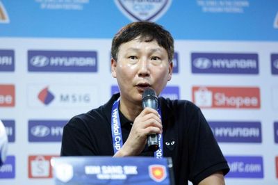 HLV Kim Sang Sik: Thắng Malaysia 2-0 nhưng mới chỉ là một nửa lượt đấu