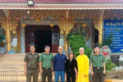 Công an phường giúp bà cụ đãng trí, đi lạc tìm được người thân