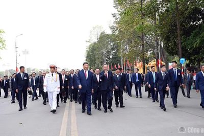 Bài 2: Những người đứng ngoài khung hình