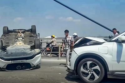 Tai nạn liên hoàn 4 ô tô trên cầu Nhật Tân