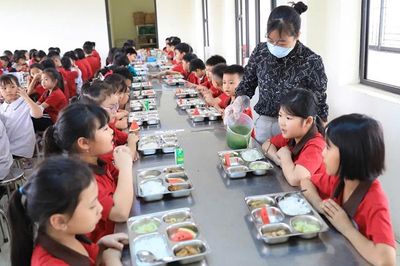 Phụ huynh sẽ được giám sát 'khay cơm' của con mỗi ngày