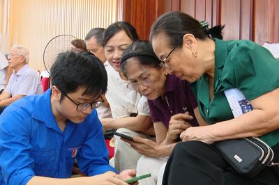 Người cao tuổi Thủ đô chủ động chuyển đổi số