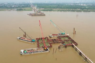 Đảm bảo tiến độ cầu Ngọc Hồi khi mực nước dâng cao