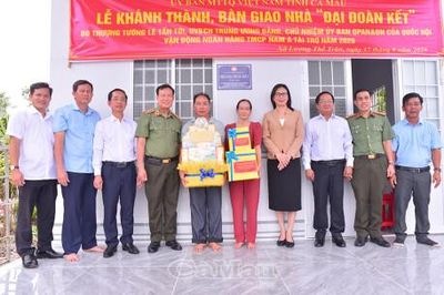 Thượng tướng Lê Tấn Tới bàn giao nhà Đại đoàn kết tại Cà Mau