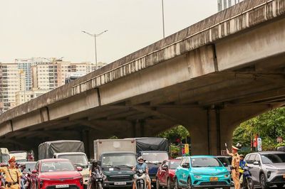 Dừng đúng vạch, chờ đúng đèn: Hành động nhỏ kiến tạo giao thông Thủ đô văn minh