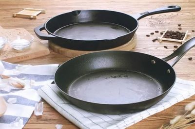 Đừng mua chảo chỉ vì thấy đẹp và rẻ, 6 chi tiết nhỏ cần kiểm tra ngay tại cửa hàng