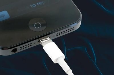 Cáp sạc điện thoại lỏng lẻo chưa chắc đã hỏng: Làm đúng cách có thể xử lý ngay tại nhà