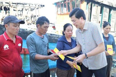 Nghệ An hỗ trợ ngư dân bị thiệt hại sau vụ cháy nhiều tàu cá