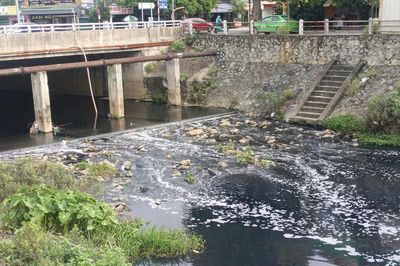 Đầu tư cả trăm tỷ đồng, kênh Bắc ở Nghệ An vẫn đen ngòm, hôi thối