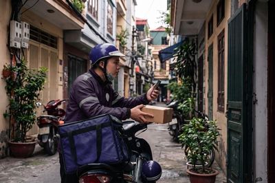 Ức chế khi shipper giao hàng trái giờ rồi ép khách 'không nhận được thì hủy'