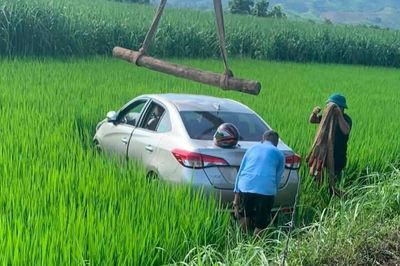 Tài xế xe dịch vụ nghi đột quỵ khi đang lái, ô tô lao xuống ruộng