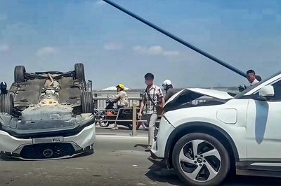 Hà Nội: Ô tô lật ngửa sau tai nạn liên hoàn trên cầu Nhật Tân