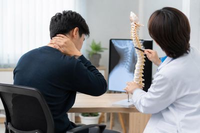 Cúi đầu lướt điện thoại 7 tiếng/ngày, nam thanh niên mất tự tin vì 'cổ rùa'