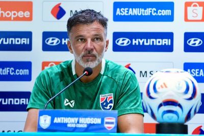 Tranh cãi ở ASEAN Cup, HLV Thái Lan bị mẹ quở trách