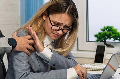 Sau tuổi 30, dân văn phòng đừng chủ quan với đau mỏi cổ vai gáy: 4 dấu hiệu cảnh báo cần đi khám