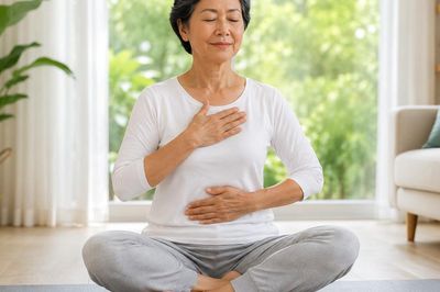 4 lợi ích tiềm năng của yoga với sức khỏe tim mạch sau tuổi 50