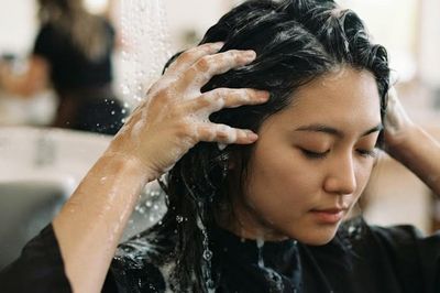 Thường xuyên đổi dầu gội có gây rụng tóc?