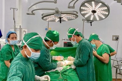 Cứu một trẻ sơ sinh bị dị tật hở thành bụng, ruột lòi ra ngoài