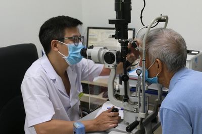 Những thói quen sai lầm khiến bệnh đau mắt đỏ lây lan khắp cả nhà
