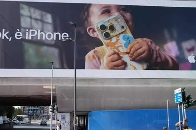 Apple chủ động gỡ biển quảng cáo iPhone vì một thông điệp gây tranh cãi