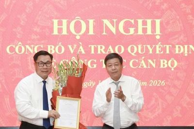UBND TP Hà Nội trao quyết định bổ nhiệm ông Nguyễn Quang Hiếu làm Giám đốc Sở Nội vụ