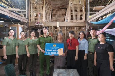 Công an Cao Bằng trao 80 triệu đồng xây 'Mái ấm biên cương' cho hộ nghèo