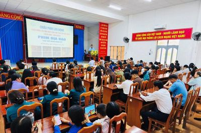 Chiếu phim cách mạng phục vụ nhân dân trên quê hương Bác Tôn