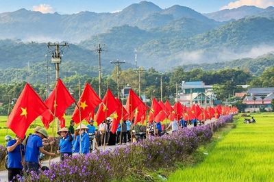Rực đỏ tuyến đường hoa Mường Thanh chào đón Quốc khánh 2.9
