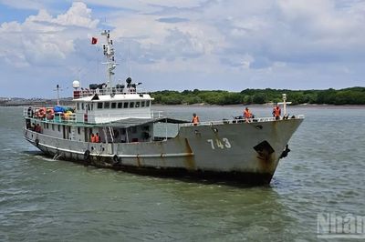 Tàu hải quân đưa ngư dân trôi dạt trên biển 4 ngày về đất liền