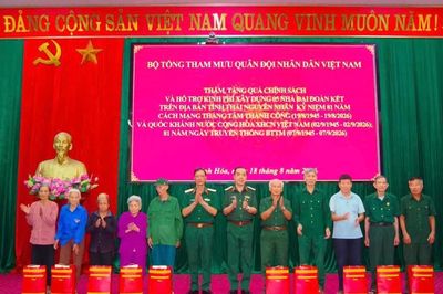 Bộ Tổng Tham mưu tặng quà gia đình chính sách tại Thái Nguyên