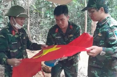 Đi rừng tìm mật ong thấy ụ đá giúp quy tập được hài cốt liệt sĩ