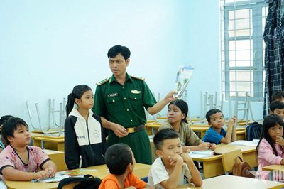 Lớp học hè của các thầy giáo quân hàm xanh
