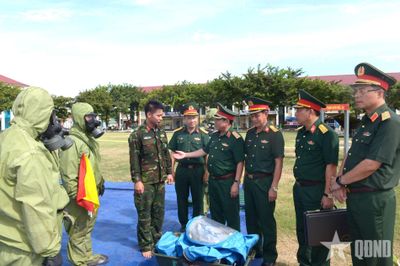 Trung tướng Nguyễn Bá Lực kiểm tra sẵn sàng chiến đấu tại Lữ đoàn 88 (Binh chủng Hóa học)