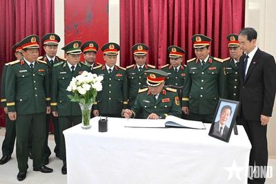 Đoàn đại biểu Quân ủy Trung ương, Bộ Quốc phòng viếng nguyên Thủ tướng Quốc vụ viện nước Cộng hòa nhân dân Trung Hoa Chu Dung Cơ