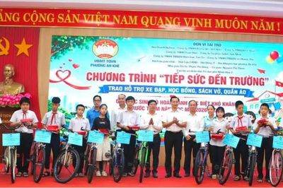 Tiếp sức học sinh có hoàn cảnh khó khăn đến trường