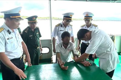 Đưa ngư dân trôi dạt 4 ngày trên biển vào bờ an toàn