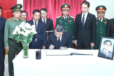 Thủ tướng Lê Minh Hưng viếng nguyên Thủ tướng Quốc vụ viện Trung Quốc Chu Dung Cơ