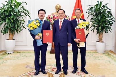 Bộ Ngoại giao trao quyết định bổ nhiệm Thư ký Ủy viên Bộ Chính trị, Bộ trưởng Bộ Ngoại giao và Tổng Lãnh sự Việt Nam tại Sihanoukville (Campuchia)