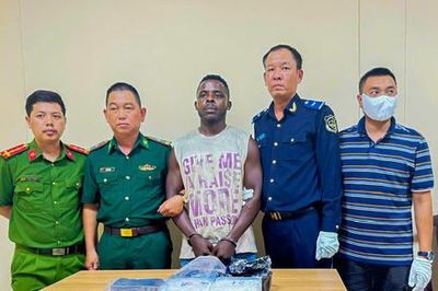 Phát hiện 2kg ma túy đá, 2 bánh heroin giấu trong kiện hàng