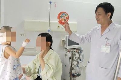 Bé gái 27 tháng tuổi nguy kịch sau cú ngã đập đầu xuống nền nhà