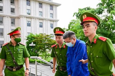 Cảnh sát dẫn giải cựu Thứ trưởng Nguyễn Bá Hoan và đồng phạm đến tòa