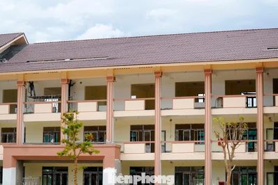 Công trường không nghỉ trước ngày đón hơn 1.300 học sinh vùng cao đến lớp
