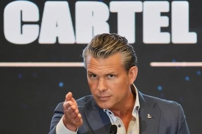 Ghế của Bộ trưởng Chiến tranh Mỹ Hegseth lung lay