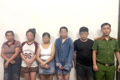 Kiểm tra nhà nghỉ, công an bắt quả tang hai đôi nam nữ đang mua bán dâm