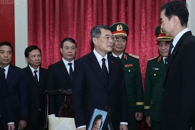Thủ tướng Lê Minh Hưng viếng nguyên Thủ tướng Trung Quốc Chu Dung Cơ