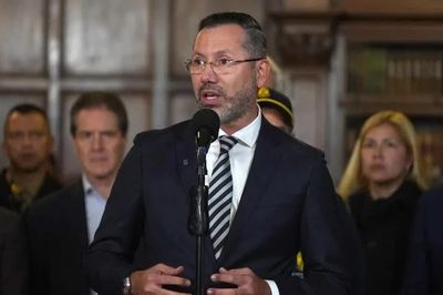 Bộ trưởng Colombia hứng chỉ trích vì đi tắm biển giữa lúc người dân vật lộn sau động đất