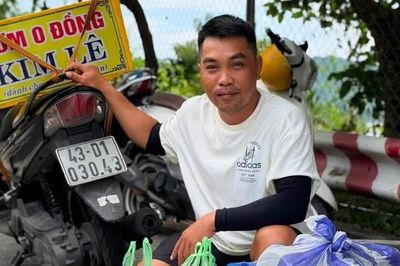 Người dân nấu cơm tiếp sức đội tìm kiếm nạn nhân mất tích ở Mũi Nghê