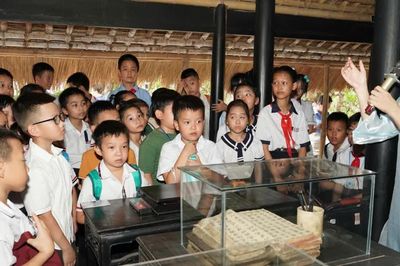 Sôi nổi hành trình theo dấu chân Bác, học sử từ di tích