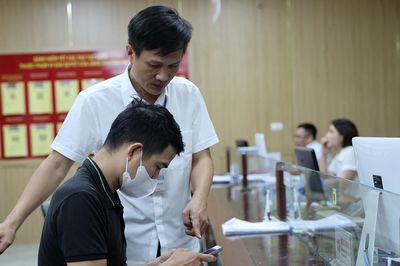 Bộ Nội vụ trả lời việc viên chức có bằng thạc sĩ nhưng hưởng lương trung cấp
