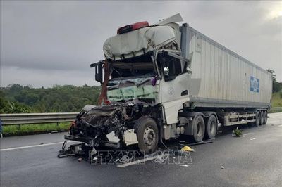 Hai xe container va chạm trên cao tốc khiến một tài xế tử vong